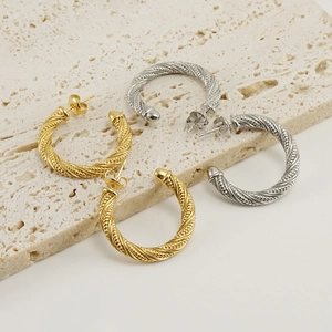 Modische gedrehte C-Form Creolen in 18K Gold und Silber Finish auf Naturstein
