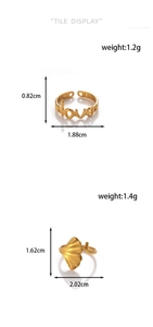 Dettaglio di anelli regolabili in foglia d'oro e scritta love con pesi e misure