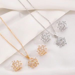Funkelndes Schneeflocken Schmuckset mit Halskette und Ohrringen in Gold und Silber