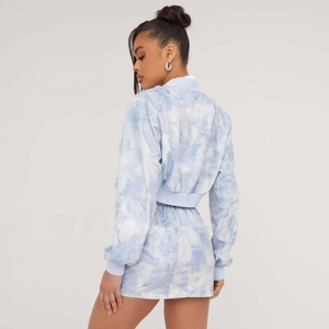 Vista dettagliata del retro del set tie-dye blu e bianco con giacca corta e gonna
