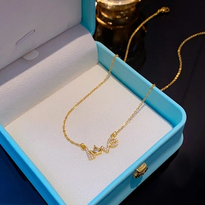 Goldene Titanstahl Krone LOVE Halskette mit weißen Zirkonia in einer edlen Schmuckschatulle