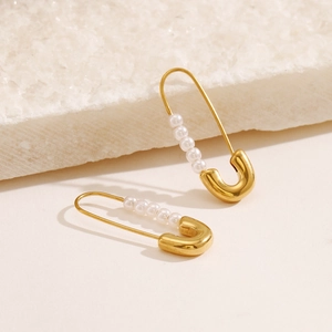 Elegant gold-plated safety pin earrings with five white pearls in a retro minimalist style