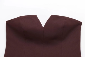 Vista macro del décolleté a V e della trama in tessuto twill del top senza spalline marrone