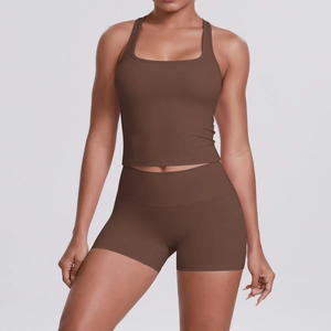 Détail d'un ensemble de yoga deux pièces marron foncé sans couture avec haut dos nageur et short