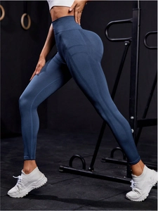 Détail du pantalon de yoga bleu foncé à taille haute avec texture côtelée sans couture