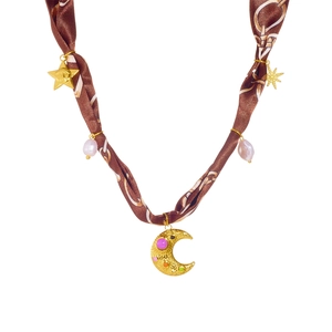Détails du collier écharpe en soie marron avec pendentifs lune et étoile dorés