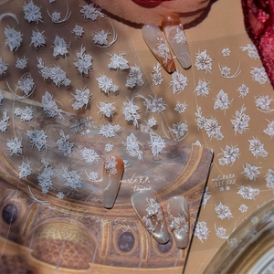 Détail d'autocollants 3D en relief pour ongles avec motifs floraux blancs MS 848 et 849