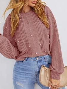 Pull en maille rose avec manches lanternes et ornements de perles blanches