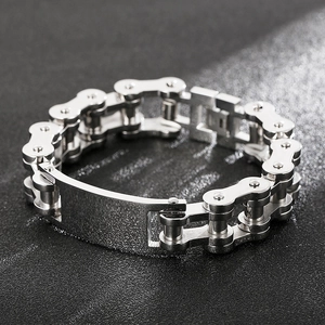 Détail du bracelet chaîne de moto punk pour homme avec plaque d'identification