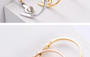 Bracciali rigidi a quadrifoglio in oro, argento e oro rosa su supporti minimalisti