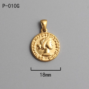 Dettaglio pendente moneta romana da 18mm in acciaio placcato oro con ritratto a rilievo