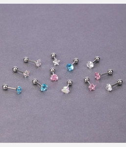 Gros plan de boucles d'oreilles en acier avec zircons colorés en cœur, étoile et rond