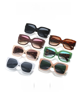 Cuadrícula detallada de gafas de sol cuadradas de gran tamaño en siete colores de moda