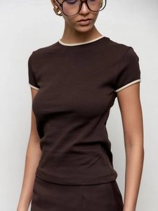 T-shirt moulant marron foncé à col rond avec bordures contrastées crème style rétro