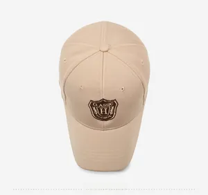 Vue détaillée de dessus d'une casquette beige avec broderie classique de bouclier