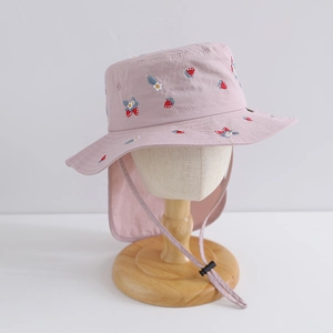 Detail eines rosa Kinder-Sonnenhutes mit Erdbeerstickerei und Nackenschutzklappe