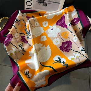 Carré de soie floral avec imprimé orange et violet sur un fond beige élégant