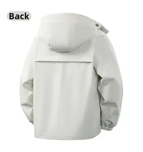 Rückansicht der weißen 3-in-1 Outdoorjacke mit Regenblende und wasserfester Textur