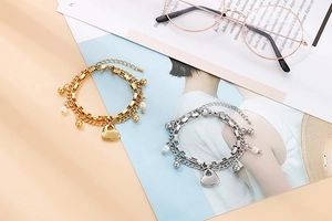Détail d'un bracelet double couche en acier inoxydable avec cœurs et perles