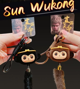 Detail von Sun Wukong Plüsch-Schlüsselanhängern in Schwarz und Braun mit Goldreif