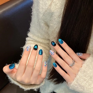Handgefertigte Kunstnägel mit eisblauem Katzenaugen-Herzdesign und glitzerndem Finish