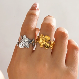 Bagues fleurs à la mode en or et argent avec texture martelée sur main de femme
