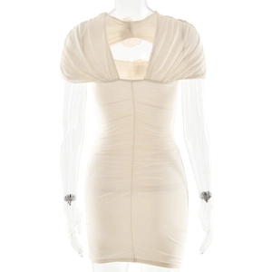 Vue détaillée d'une robe crème avec châle en tulle élégant et détails froncés