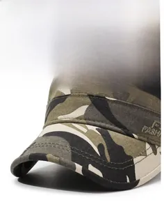 Gros plan détaillé d'une casquette militaire camouflage montrant coutures et texture de tissu