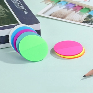 Dettaglio di foglietti adesivi rotondi traslucidi colorati per l'ufficio e lo studio