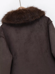 Detailansicht der Rückseite einer dunkelbraunen Wildlederoptik-Jacke mit weichem Pelzkragen