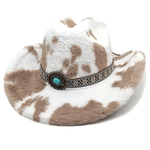 Détail du chapeau de cowboy en fausse fourrure à imprimé vache avec ceinture ethnique