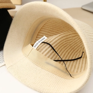 Détail de l'intérieur du chapeau en tricot avec bandeau et cordon ajustable