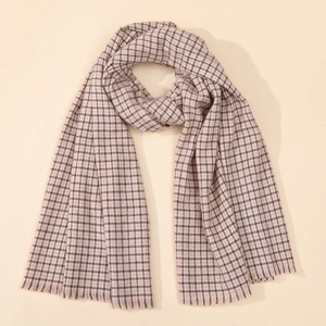 Elegant houndstooth scarf with pink and brown checkered pattern and fringe details