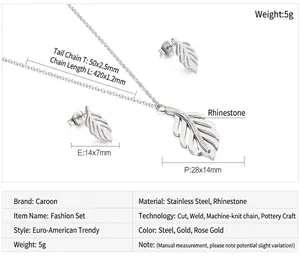 Vue détaillée de l'ensemble collier à pendentif feuille et boucles d'oreilles cristal