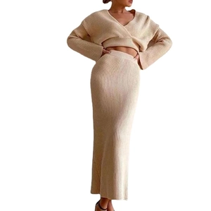 Set in maglia due pezzi da donna con maglione con scollo a V e gonna lunga beige