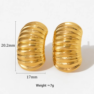 Vue détaillée des boucles d'oreilles croissant dorées de 20,2 mm de hauteur