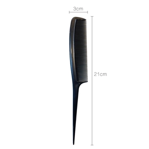 Detailweergave van een zwarte puntkam met afmetingen 21cm lengte en 3cm breedte getoond