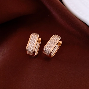 Vue détaillée des boucles d'oreilles en U plaquées or 18 carats avec oxydes de zirconium