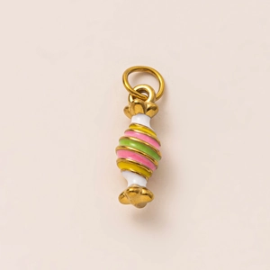 Vue macro du pendentif bonbon en plaqué or 18 carats avec finition émail coloré