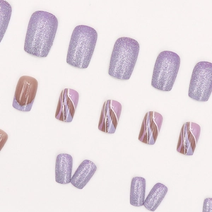 Lila Glitzer-Nägel zum Aufkleben mit French-Tip und Wellen-Design auf weißem Hintergrund