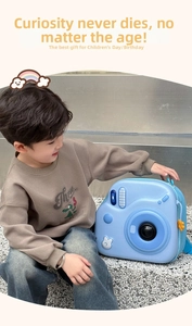Dettaglio zainetto per bambini in EVA blu a forma di fotocamera con ciondolo a fiore