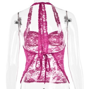 Détail du haut licou en dentelle rose avec lacets au dos sur un mannequin transparent