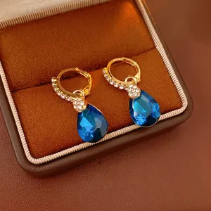 Boucles d'oreilles vintage en or avec goutte de cristal bleu foncé et zircons brillants
