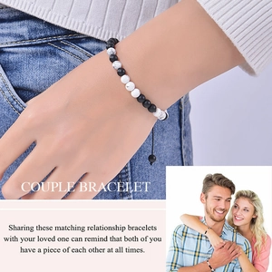 Bracelet couple code Morse avec pierres naturelles noires et blanches sur carte