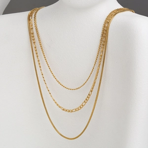 Ensemble de colliers dorés à plusieurs rangs avec chaîne serpent et maille Figaro