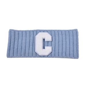 Bandeau tricoté bleu avec broderie lettre C blanche pour le sport et le style
