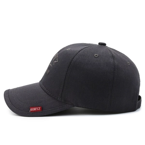 Casquette de baseball gris foncé avec broderie bouclier et étiquette Kurtz rouge