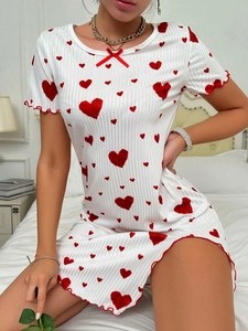 Détail de l'imprimé cœur rouge sur chemise de nuit côtelée avec nœud et volants