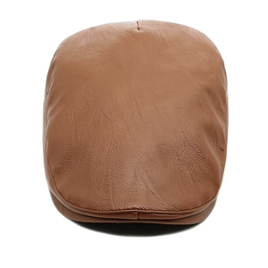 Dettaglio del cappello retrò in pelle PU marrone con trama naturale a grana di litchi