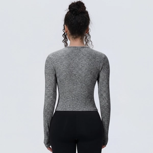 Détail du haut de sport gris chiné respirant avec coutures de taille ajustées